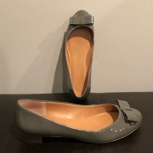 Patent leather gray shoes with bow and block heel